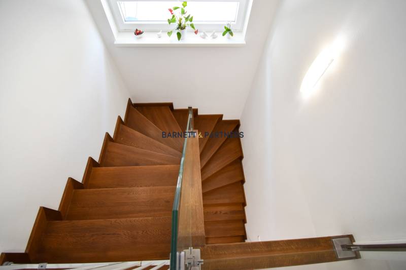 ELEGANCE, DESIGN & QUALITY: 5-ROOM APARTMENT WITH GARDEN FOR SALE