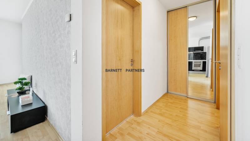 THE BEST OFFER - URBAN TWO-ROOMS APARTMENT WITH VIEW & GARAGE PARKING